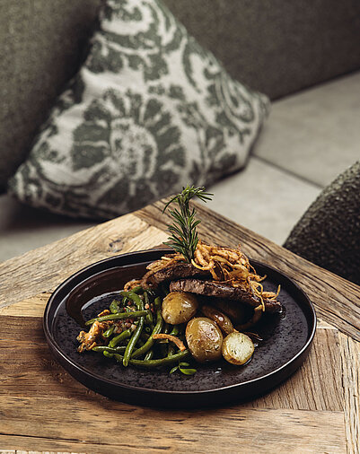 Wiener Zwiebelrostbraten im Montafon Restaurant Vermala Ursprung