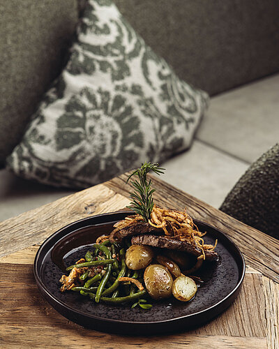 Wiener Zwiebelrostbraten im Montafon Restaurant Vermala Ursprung