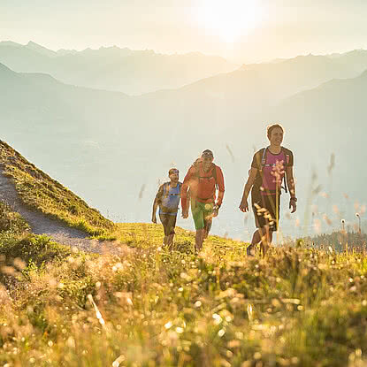 Wandern Montafon Gruppe wandert zum Golmer Joch